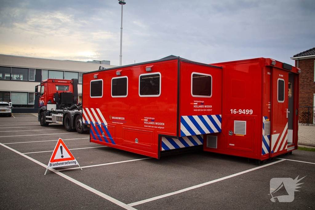 Grootschalige oefening met meerdere officieren en crisisteams