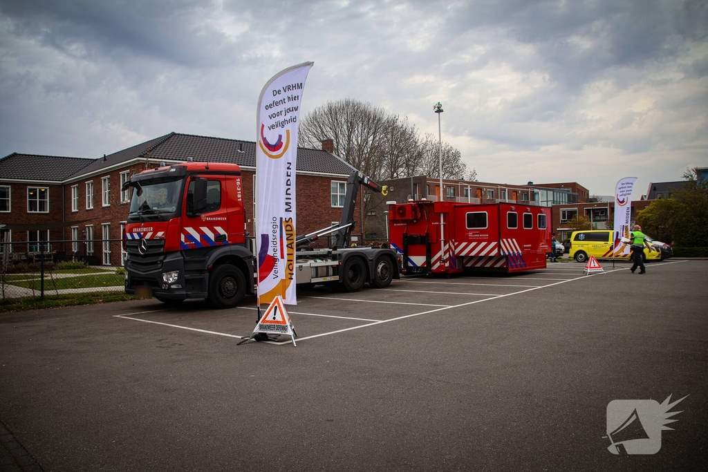 Grootschalige oefening met meerdere officieren en crisisteams