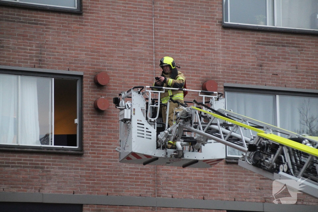 Brand in flatwoning snel onder controle