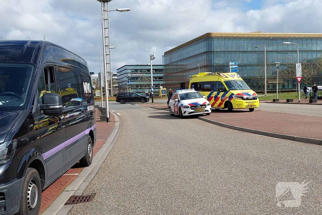 Fietser gewond bij aanrijding met bestelbus