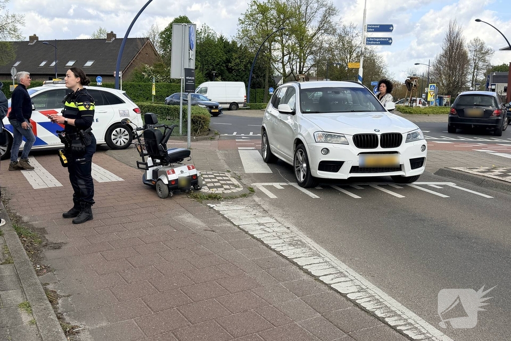 Scootmobielrijder aangereden door auto