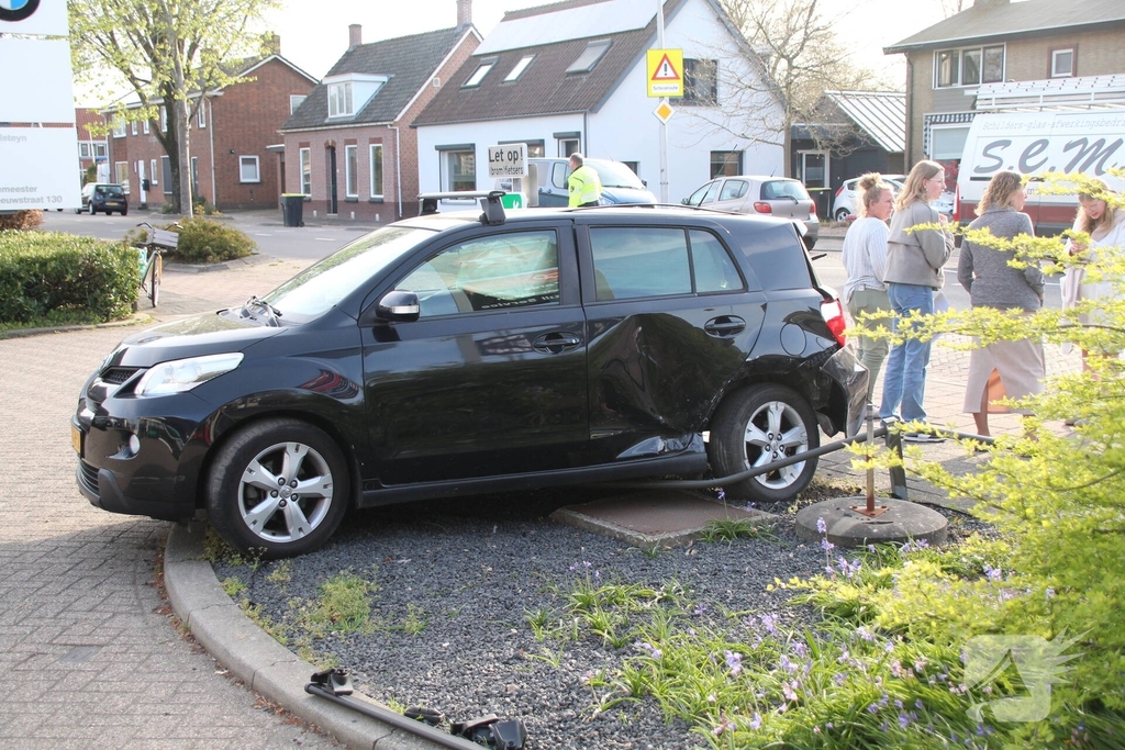 Aanrijding tussen twee voertuigen zorgt voor gewonde