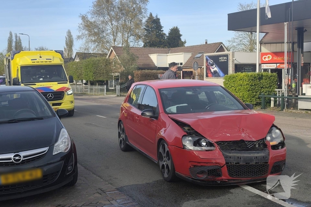 Aanrijding tussen twee voertuigen zorgt voor gewonde