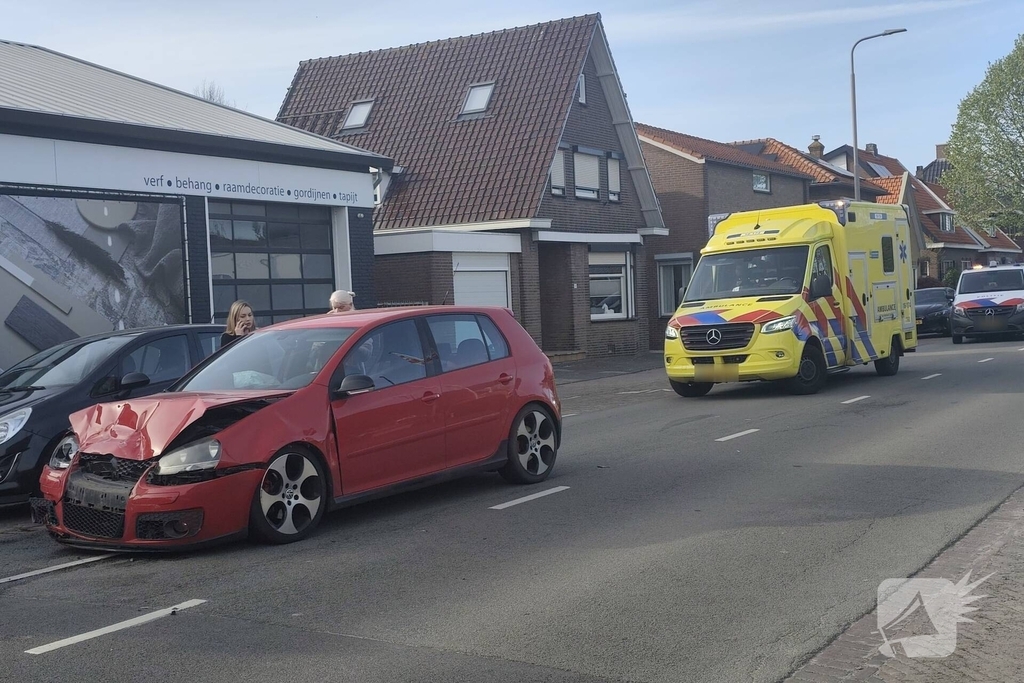 Aanrijding tussen twee voertuigen zorgt voor gewonde