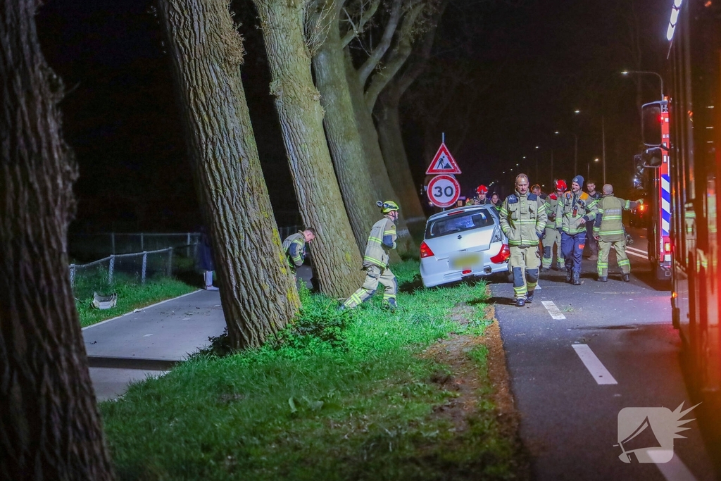 Automobilist rijdt tegen boom en raakt bekneld