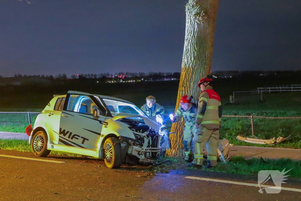 Automobilist rijdt tegen boom en raakt bekneld