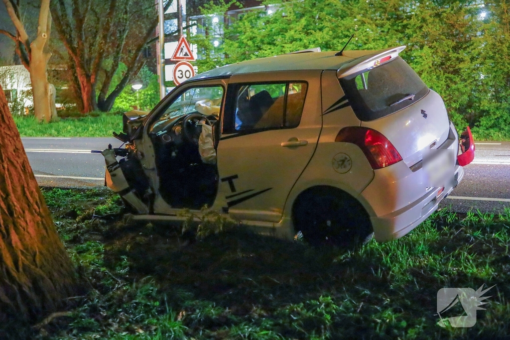 Automobilist rijdt tegen boom en raakt bekneld