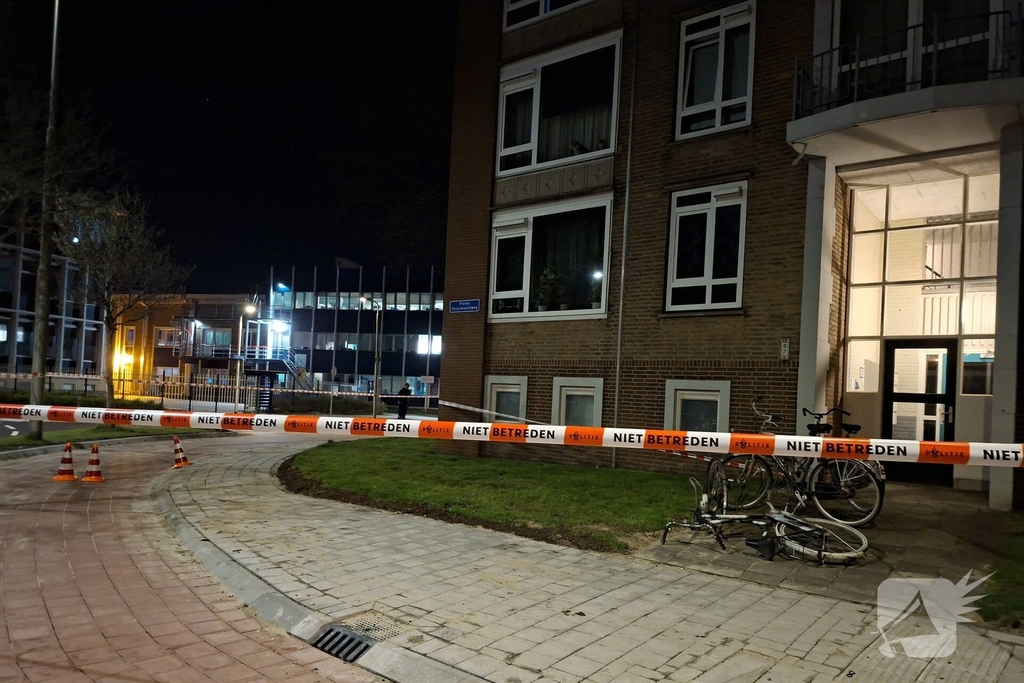 Kogelgaten in ramen van woning