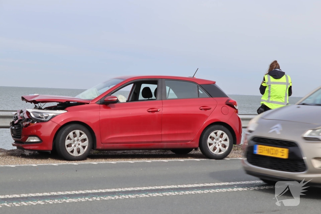 Kopstaartbotsing veroorzaakt schade aan voertuigen