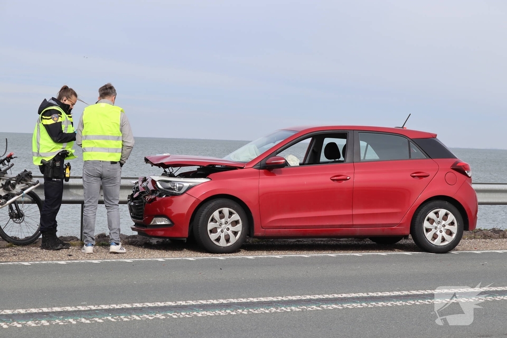 Kopstaartbotsing veroorzaakt schade aan voertuigen