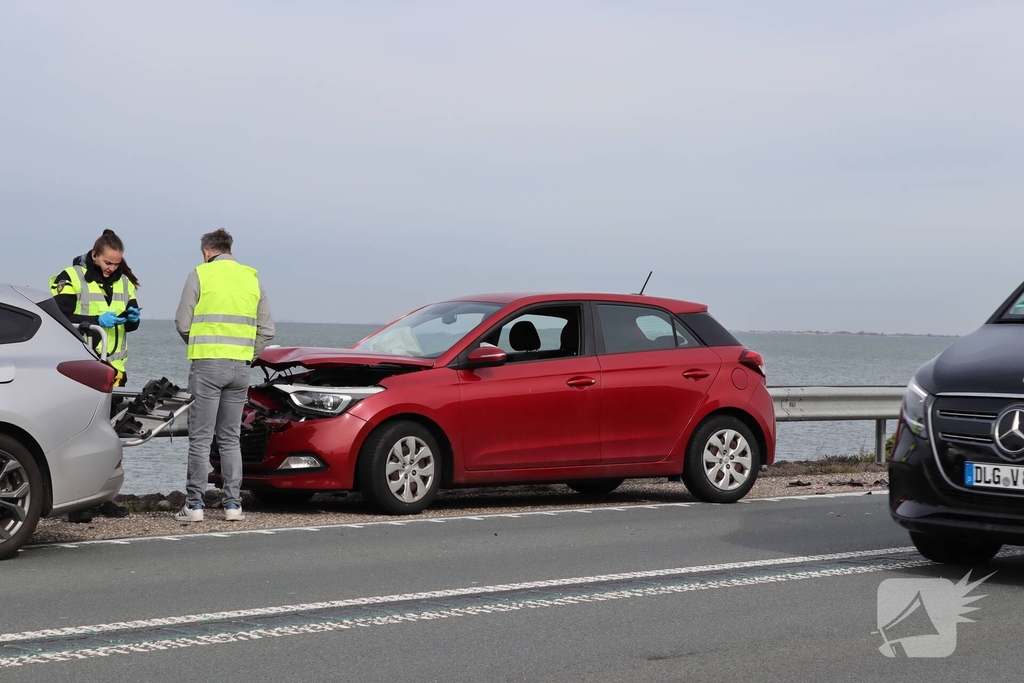 Kopstaartbotsing veroorzaakt schade aan voertuigen