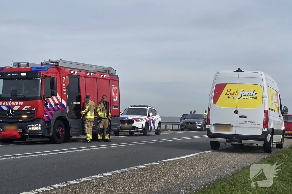 Kopstaartbotsing veroorzaakt schade aan voertuigen