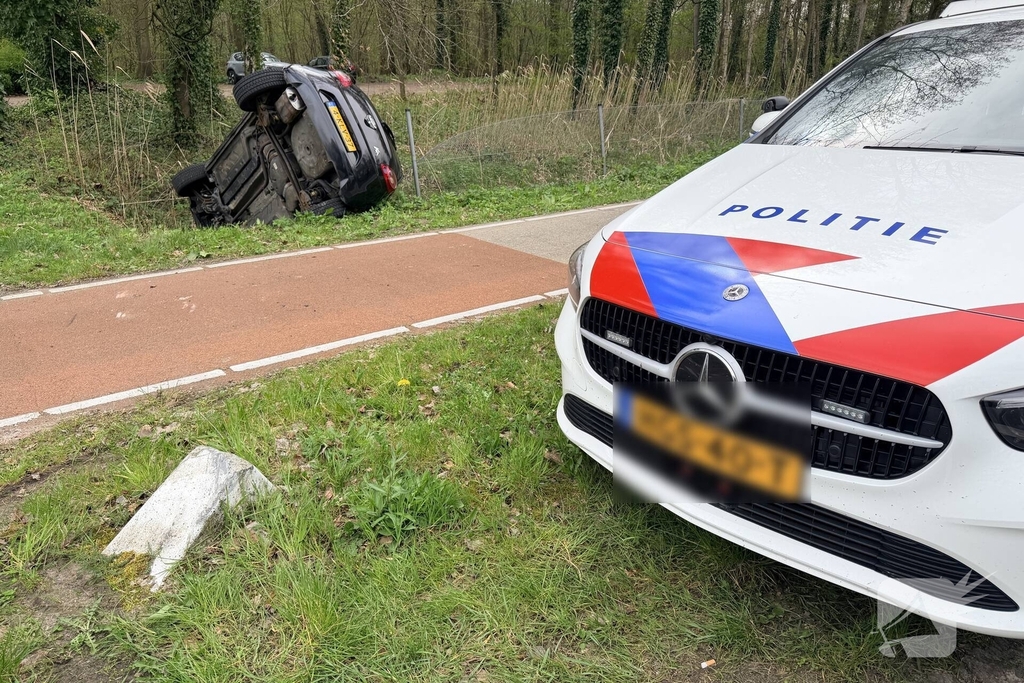 Auto belandt in sloot na ongeval