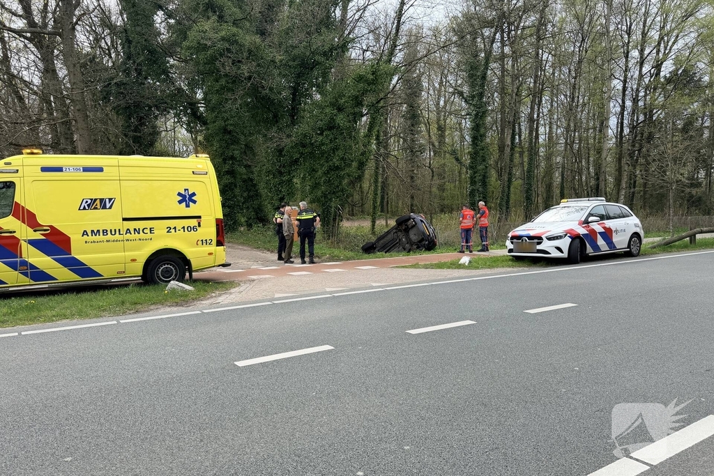 Auto belandt in sloot na ongeval