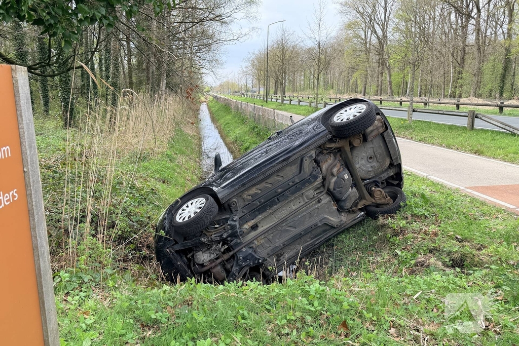 Auto belandt in sloot na ongeval