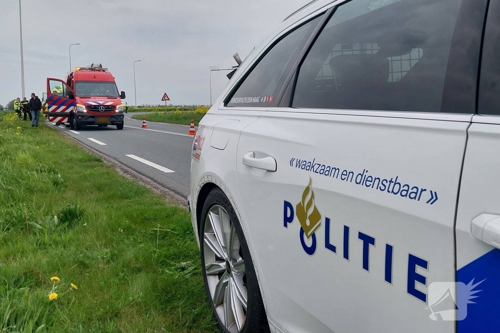 Motorrijder belandt in water na aanrijding