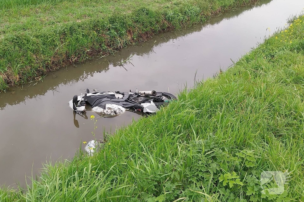 Motorrijder belandt in water na aanrijding