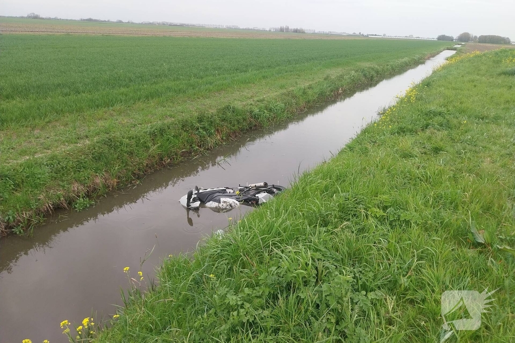 Motorrijder belandt in water na aanrijding