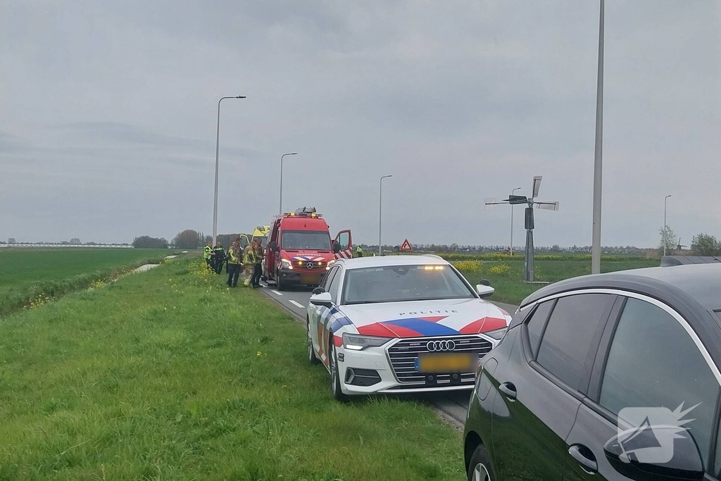 Motorrijder belandt in water na aanrijding