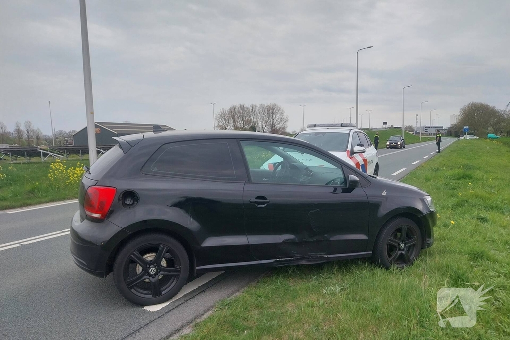 Motorrijder belandt in water na aanrijding