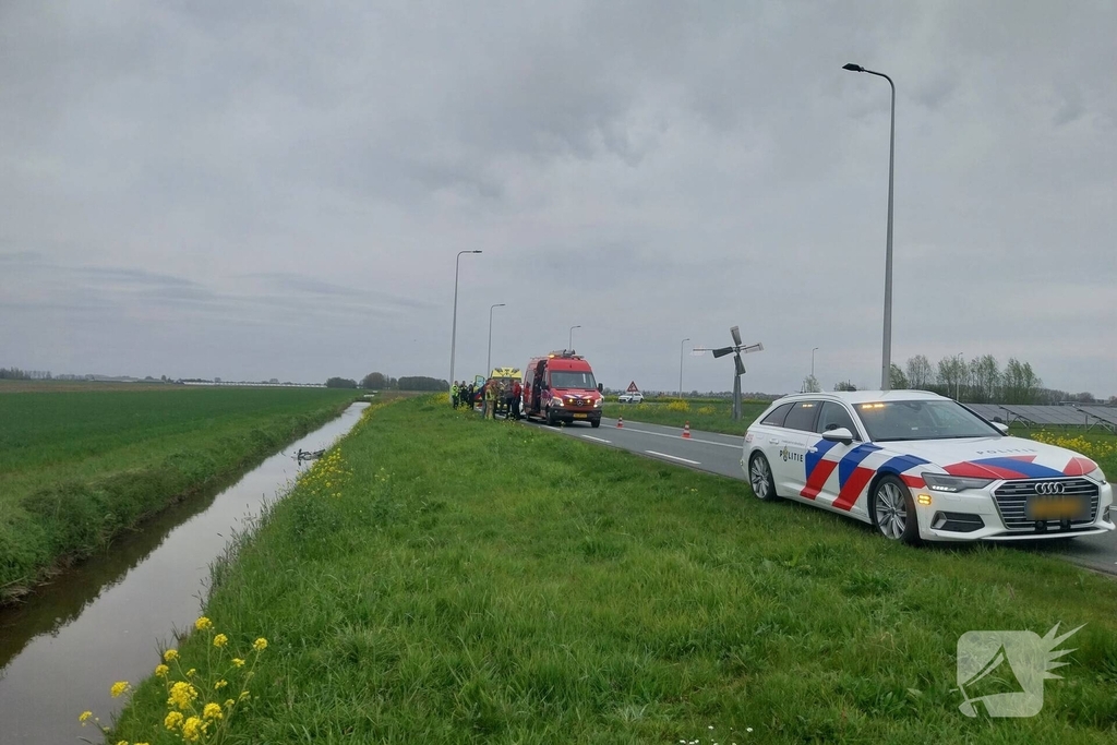 Motorrijder belandt in water na aanrijding