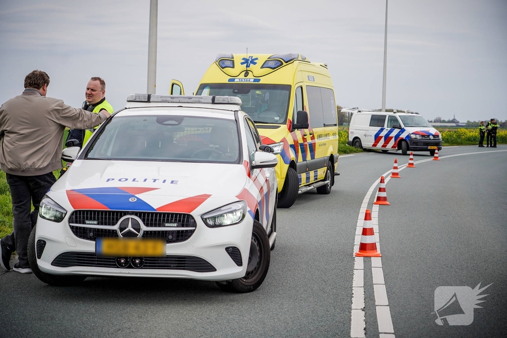 Motorrijder belandt in water na aanrijding