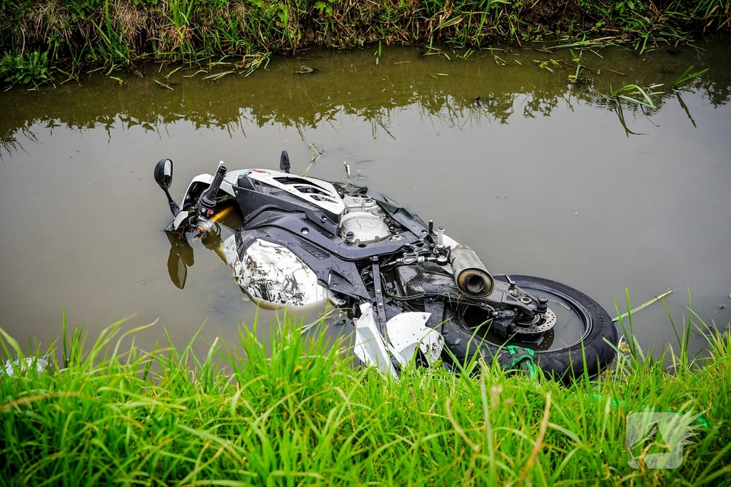 Motorrijder belandt in water na aanrijding