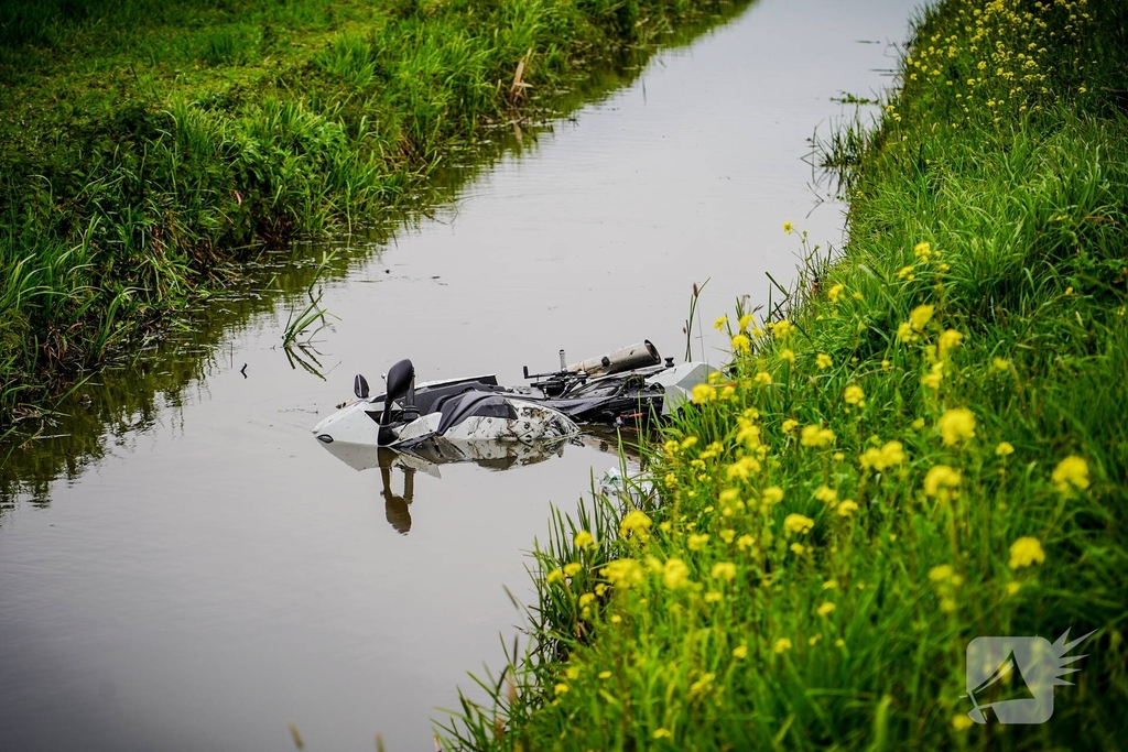 Motorrijder belandt in water na aanrijding