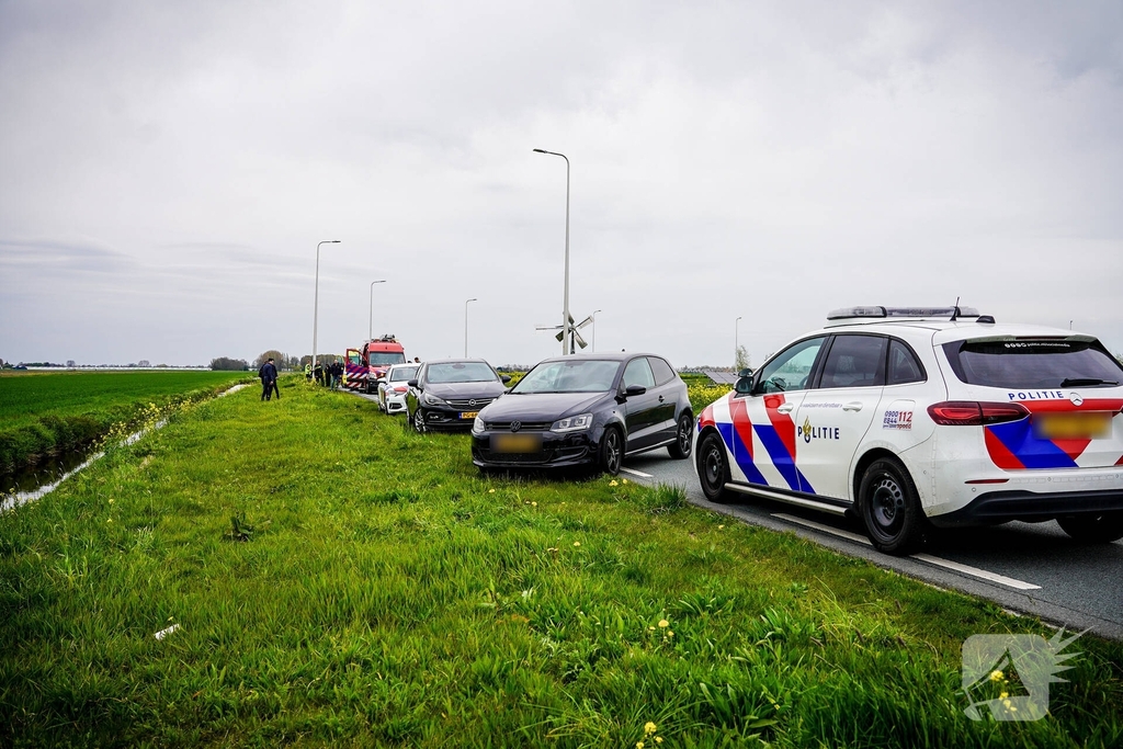 Motorrijder belandt in water na aanrijding