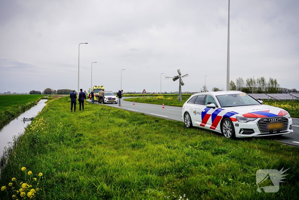 Motorrijder belandt in water na aanrijding