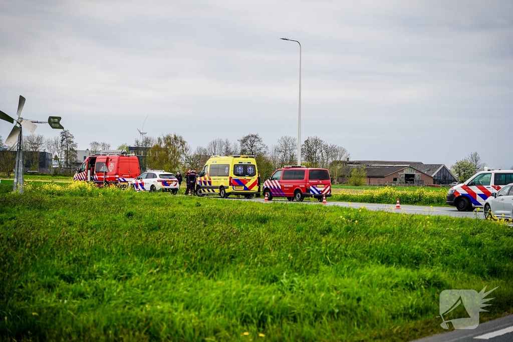 Motorrijder belandt in water na aanrijding
