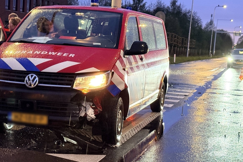 Personeelswagen brandweer betrokken bij ongeval