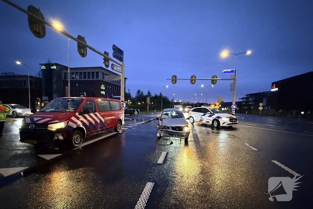 Personeelswagen brandweer betrokken bij ongeval