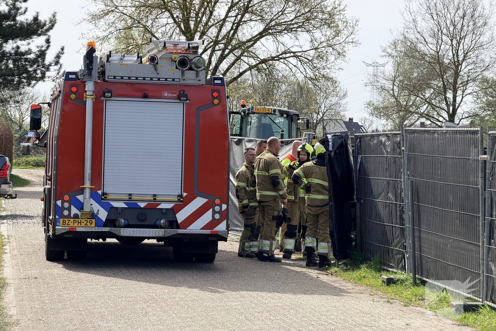 Minigraver kantelt tijdens werkzaamheden