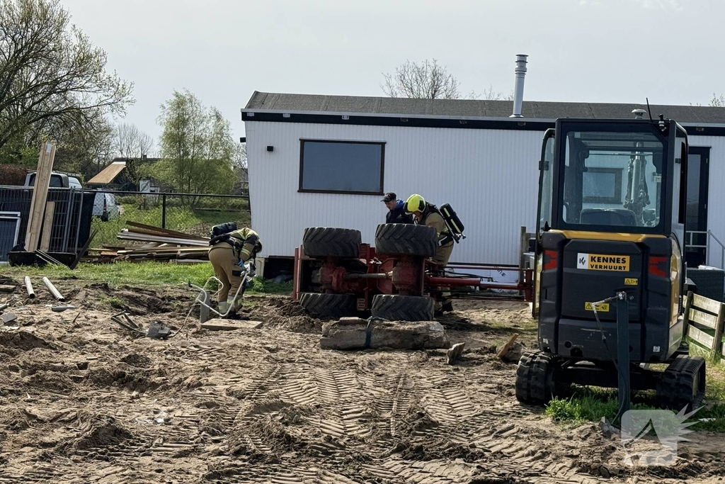 Minigraver kantelt tijdens werkzaamheden