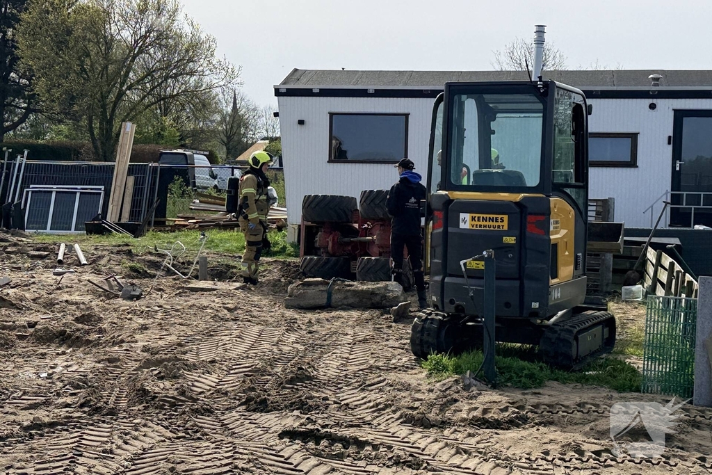 Minigraver kantelt tijdens werkzaamheden
