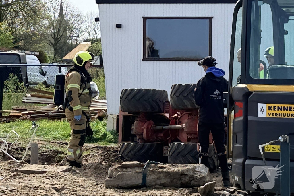 Minigraver kantelt tijdens werkzaamheden