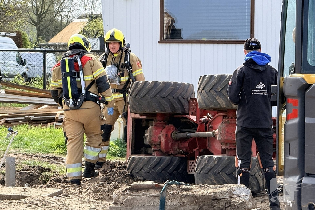 Minigraver kantelt tijdens werkzaamheden