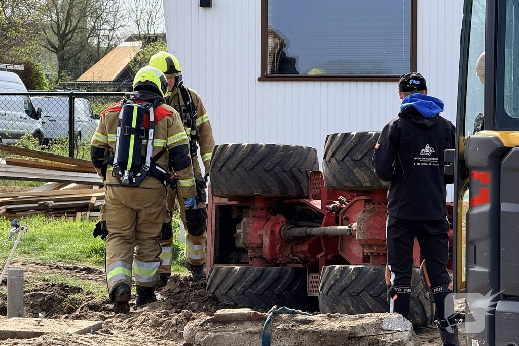 Minigraver kantelt tijdens werkzaamheden