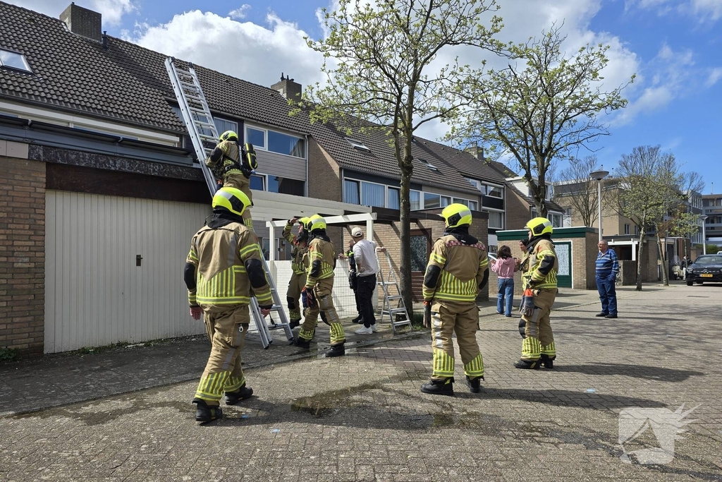 Brandweer blust kleine nabij schuur