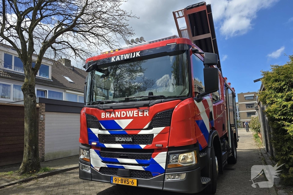 Brandweer blust kleine nabij schuur