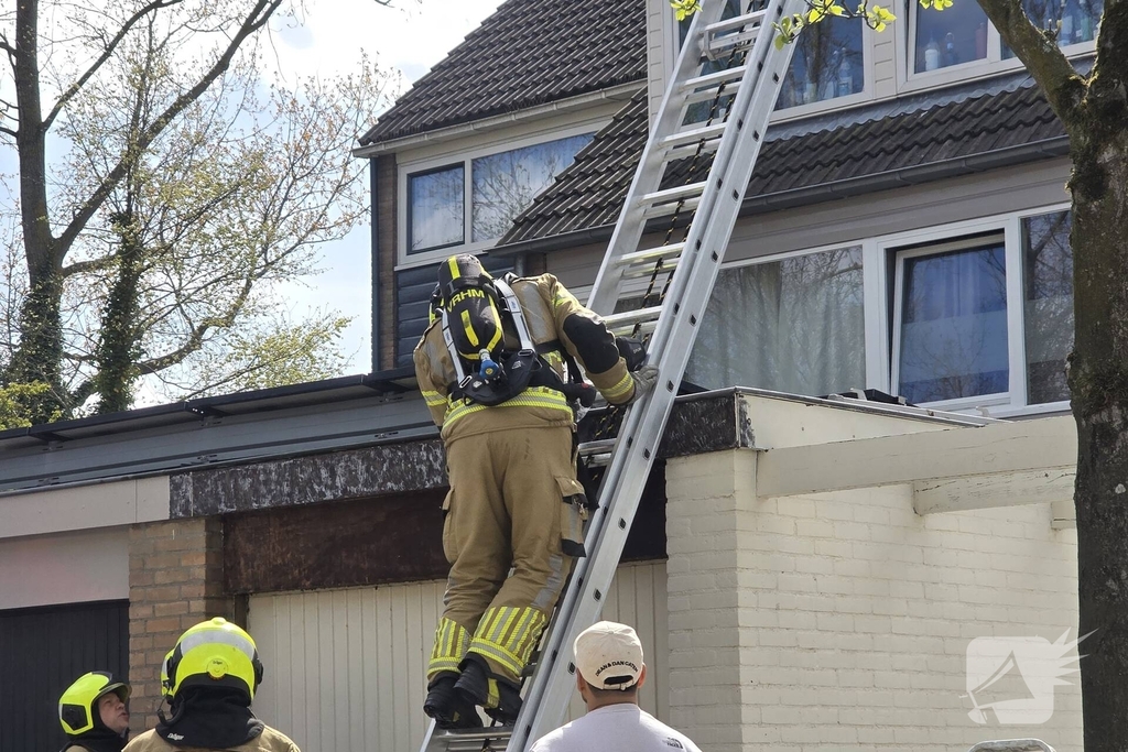 Brandweer blust kleine nabij schuur