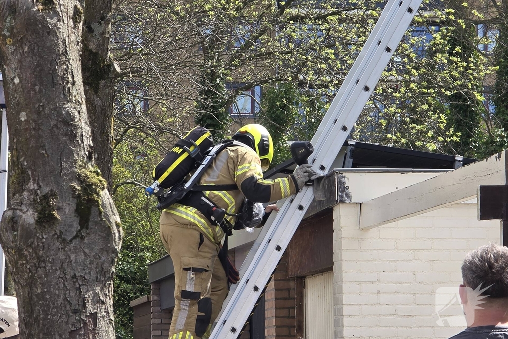 Brandweer blust kleine nabij schuur