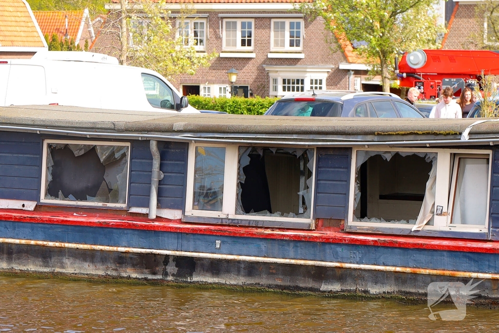 Brand op woonboot leidt tot aanzienlijke schade