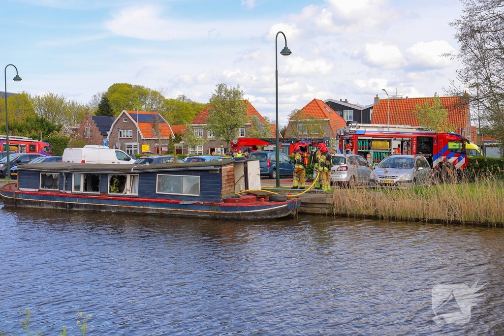 Brand op woonboot leidt tot aanzienlijke schade