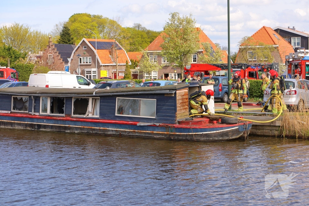 Brand op woonboot leidt tot aanzienlijke schade
