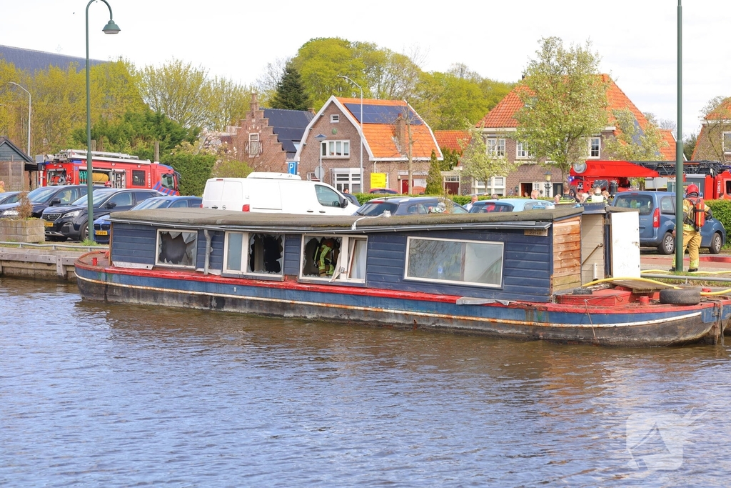 Brand op woonboot leidt tot aanzienlijke schade