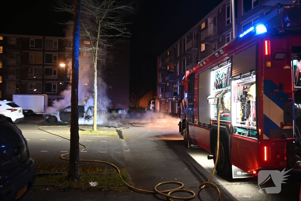 Autobrand bij flats: voertuig niet meer te redden