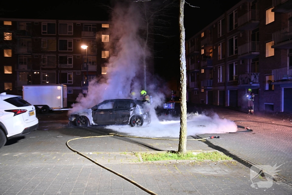 Autobrand bij flats: voertuig niet meer te redden