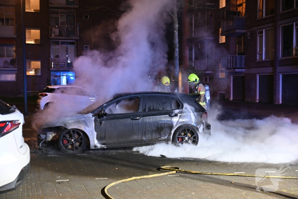 Autobrand bij flats: voertuig niet meer te redden
